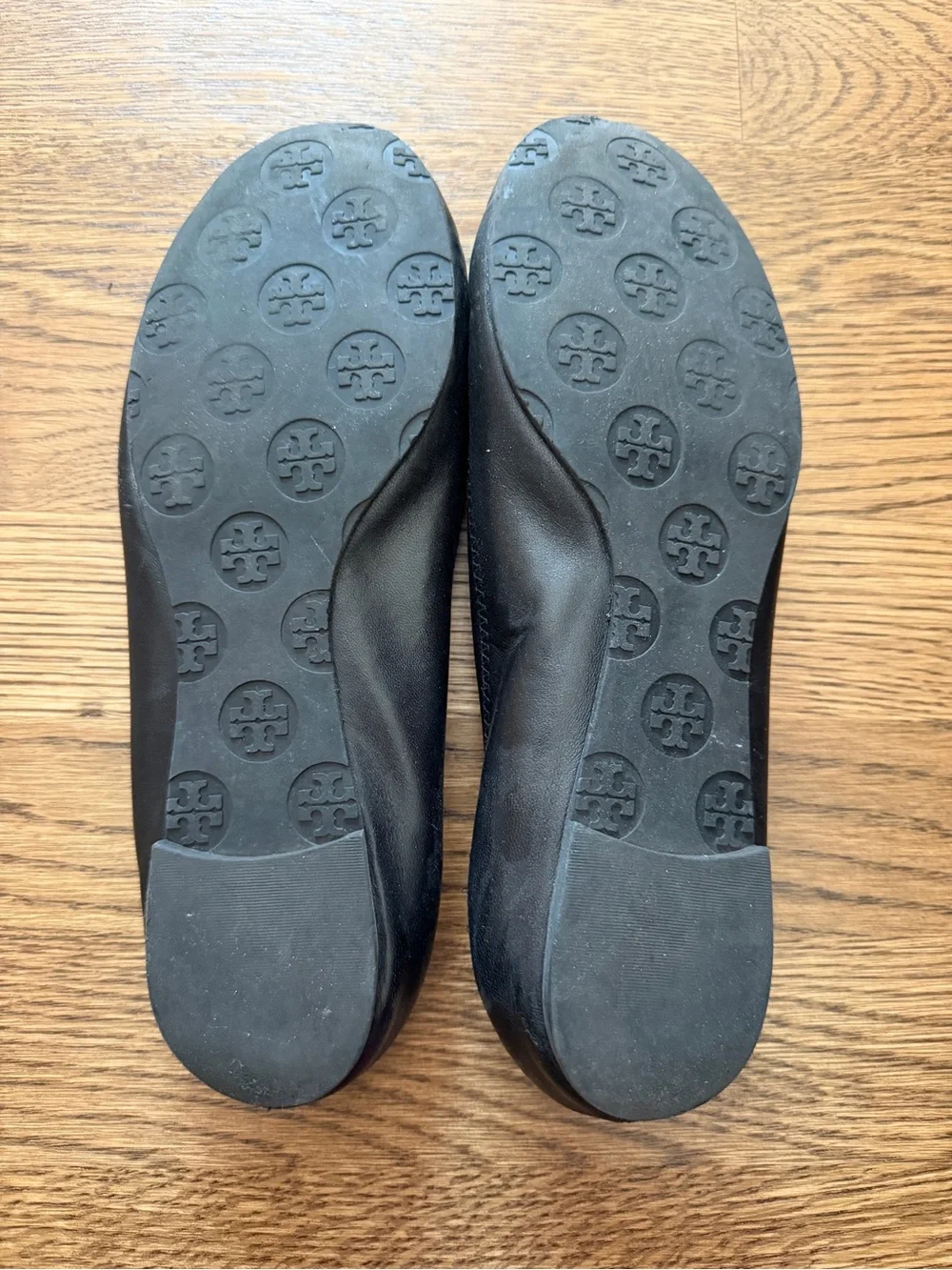 Tory Burch Black Leather Ballet Flats with Gold Logo Medallion 7.5 Shors